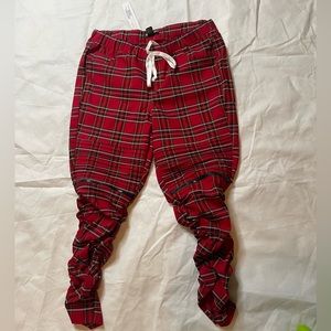 Women’s plaid red stylish scrunch bottom zip knee pants..runs smaller
